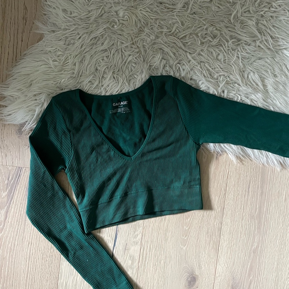 Dark green women cropped long sleeve top. Size extra small. From garage!!